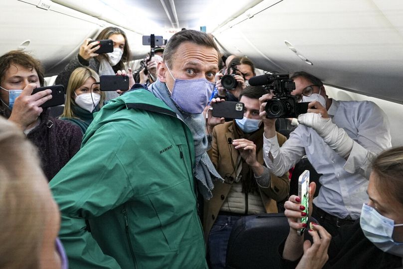 Navalny, 17 Ocak 2021'de Berlin Brandenburg Havalimanı'nda Moskova'ya uçmadan önce uçakta