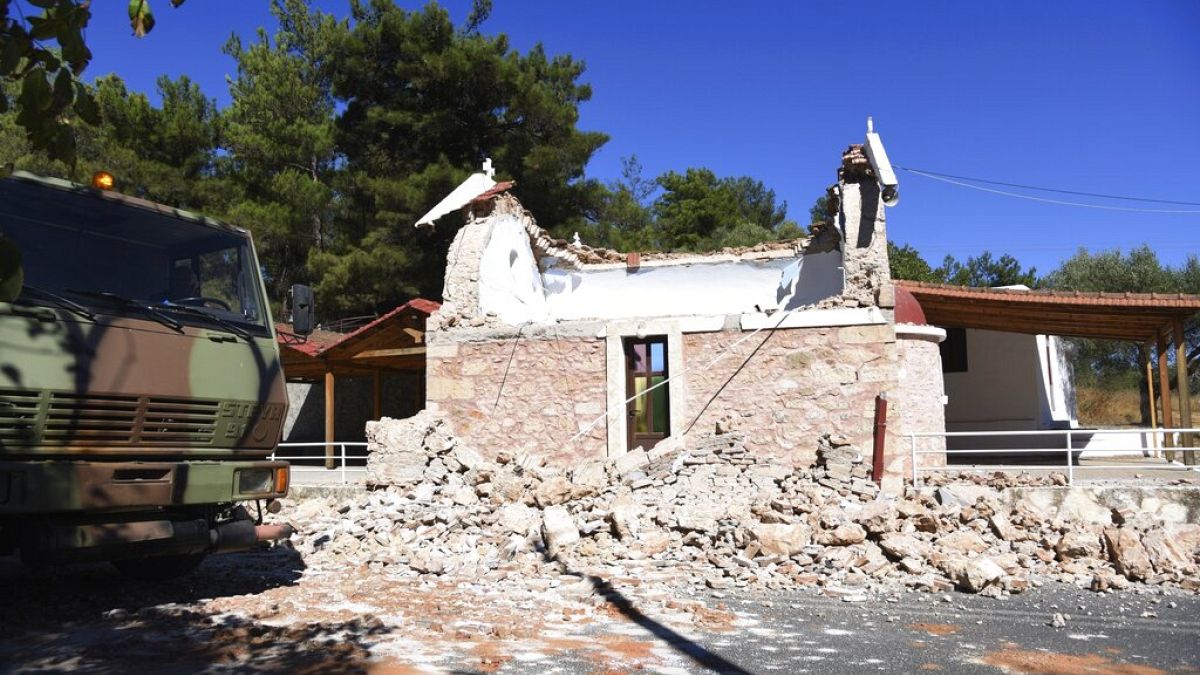  كنيسة يونانية أرثوذكسية متضررة بعد زلزال قوي في قرية أركالوكوري بجزيرة كريت الجنوبية باليونان، سبتمبر 2021.