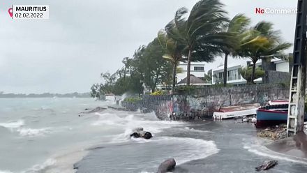 Vents forts et inondations alors que Batsirai frappe l'île Maurice