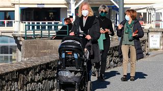 Fransa'nın Saint-Jean-de-Luz kasabasında yolda maskeleriyle yürüyen vatandaşlar