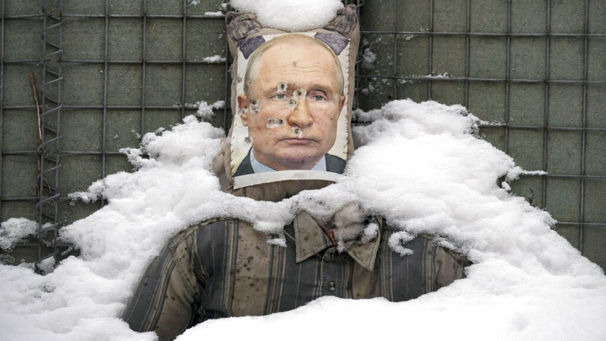 Una efigie del presidente ruso Vladimir Putin, acribillada a balazos, en la región de Lugansk, en el este de Ucrania