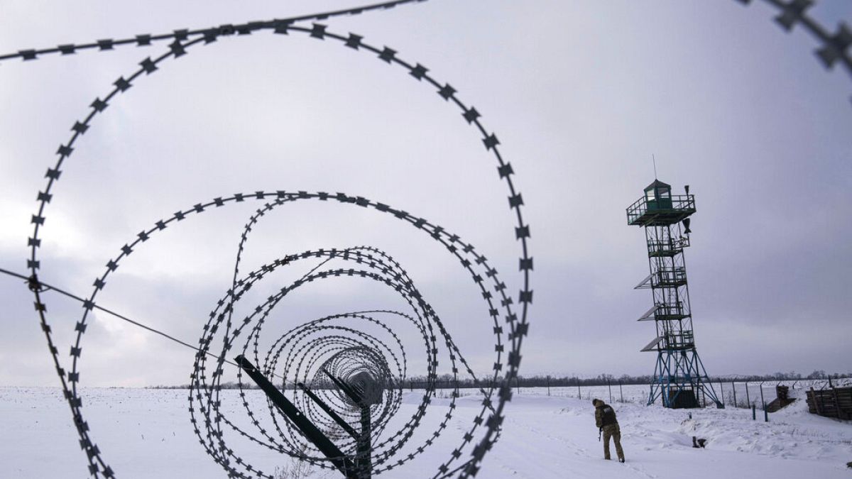 Un garde-frontière ukrainien patrouillant à la frontière avec la Russie près du village de Hoptivka, dans la région de Kharkiv (Ukraine), mercredi 2 février 2022.
