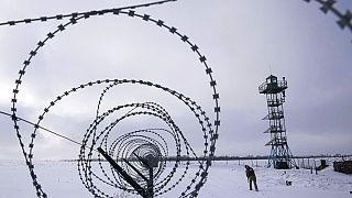 Un garde-frontière ukrainien patrouillant à la frontière avec la Russie près du village de Hoptivka, dans la région de Kharkiv (Ukraine), mercredi 2 février 2022.