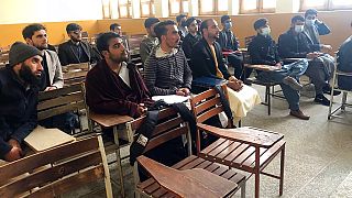 شاهد: جامعات رسمية تفتح أبوابها في أفغانستان بحضور بضع طالبات