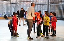 Reményt, oktatást és biztonságot ad a bevándorló gyerekeknek egy spanyol fociklub