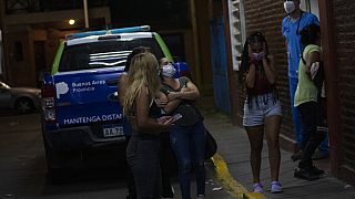 La disperazione dei famigliari delle vittime dell'intossicazione da cocaina adulterata, fuori da un ospedale di Buenos Aires
