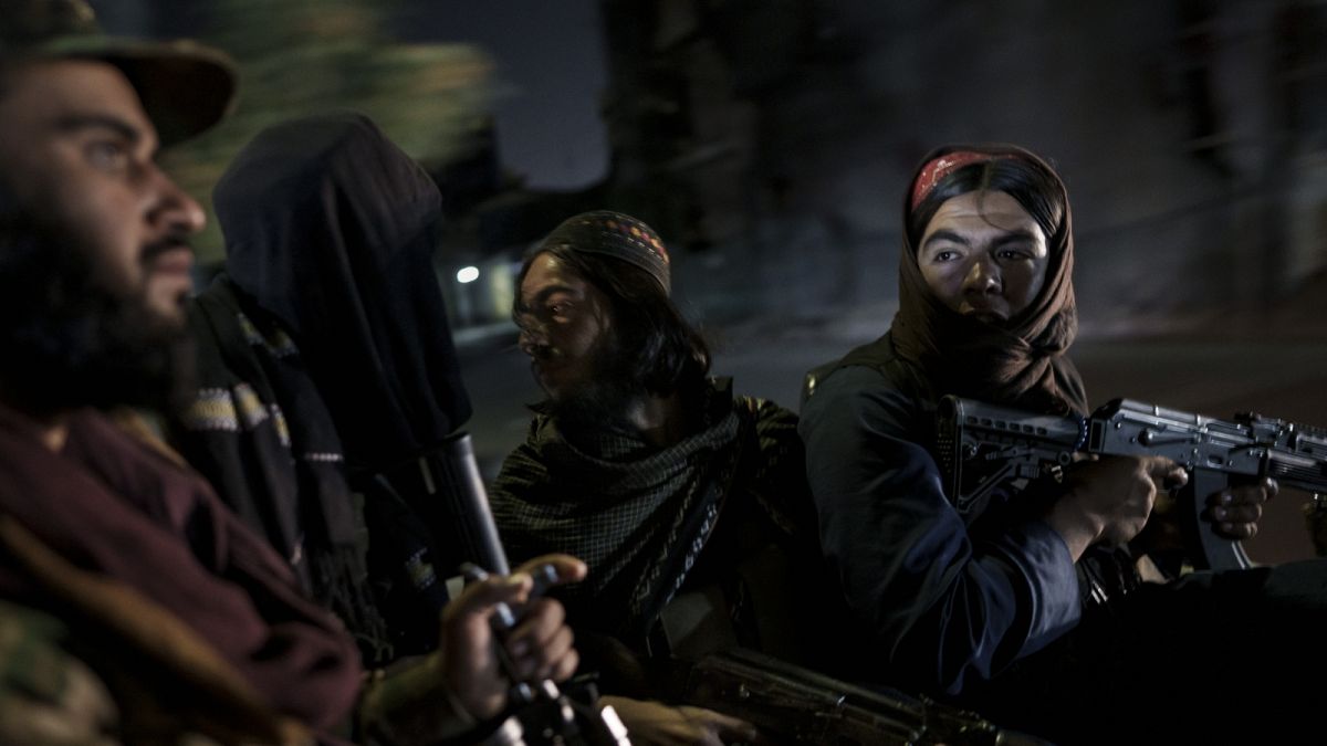Tálib fegyveresek éjszakai őrjáraton Kabulban