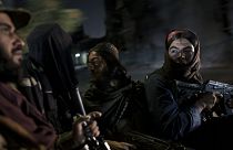 Tálib fegyveresek éjszakai őrjáraton Kabulban