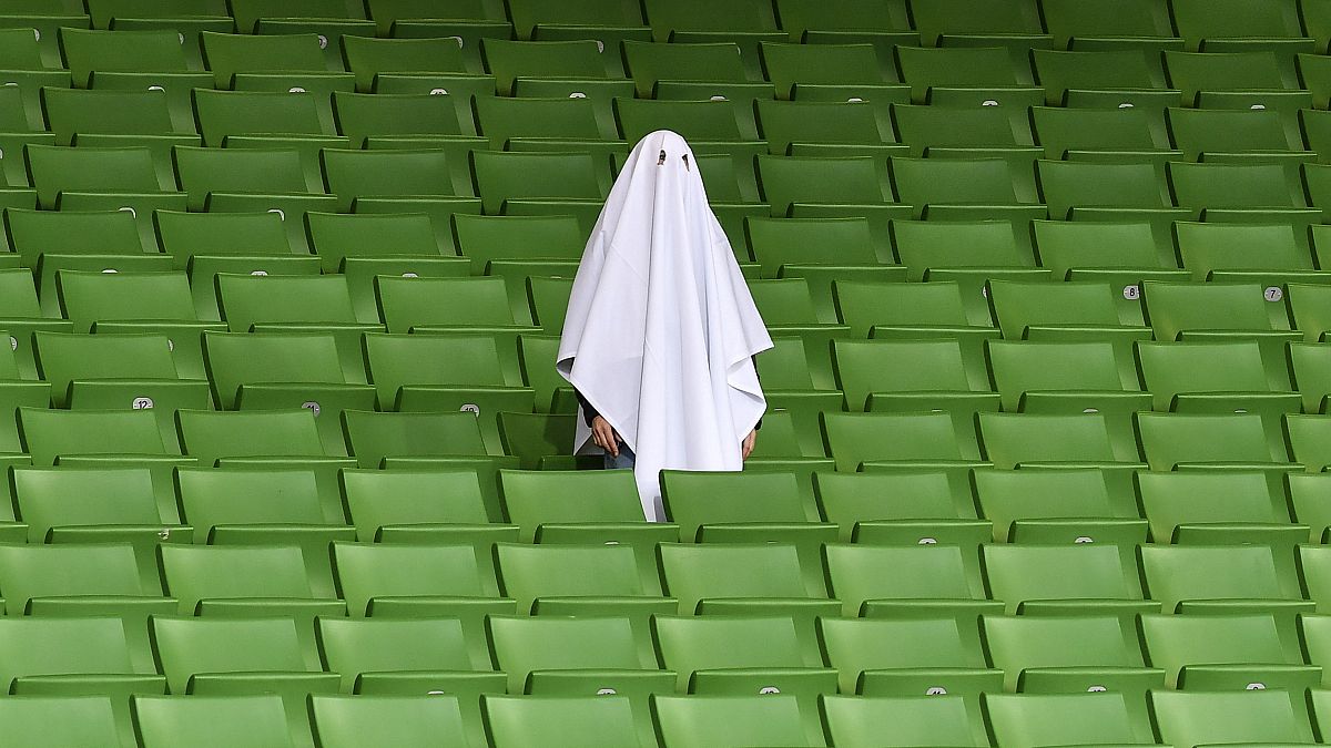 رجل يرتدي زي شبح يقف على المدرجات الفارغة قبل مباراة الذهاب من دور 16 من الدوري الأوروبي بين لنزر أس كاي ومانشستر يونايتد في لينز- النمسا - 12 مارس 2020.