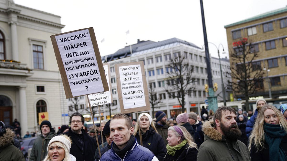 Eine Demonstration in Göteborg gegen Corona-Beschränkungen am 22.01.2022. Jetzt fallen die Restriktionen weg