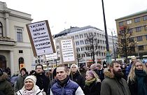 Eine Demonstration in Göteborg gegen Corona-Beschränkungen am 22.01.2022. Jetzt fallen die Restriktionen weg