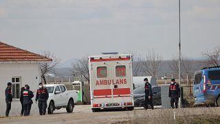 Τούρκοι αστυνομικοί και ασθενοφόρα στο σημείο όπου εντοπίστηκαν οι νεκροί μετανάστες