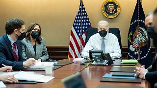 جو بایدن، کاملا هریس و اعضای شورای امنیت ایالات متحده در اتاق وضعیت کاخ سفید عملیات در ادلب را دنبال می‌‌کنند