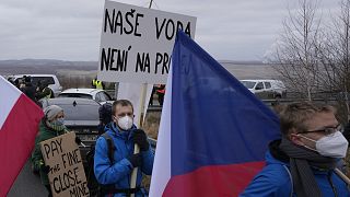 Cseh környezetvédők tüntetnek a lengyel lignitbányánál