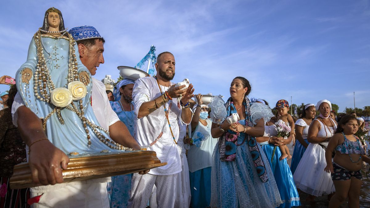 المؤمنون يشاركون في طقوس لإلهة البحر الإفريقية يمانجا في شاطئ راميريز في مونتيفيديوفي أوروغواي- الأربعاء 2 فبراير 2022.