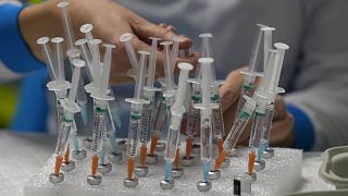 Медсестра готовит шприцы с вакциной от коронавируса в Мадриде
