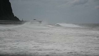 Pese a estar el ciclón a 200 km de Reunión, el oleaje se incrementó en la isla.