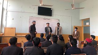 طلاب في جامعة ننجرهار شرق كابول بعد قرار طالبان  فتح الجامعات في ست مقاطعات