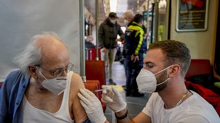 رجل يبلغ من العمر 85 عاماً يتلقى جرعة معززة للقاح المضاد لـ"كوفيد-19" في مركز طبي وسط فرانكفورت جنوب ألمانيا، 4 نوفمبر 2021
