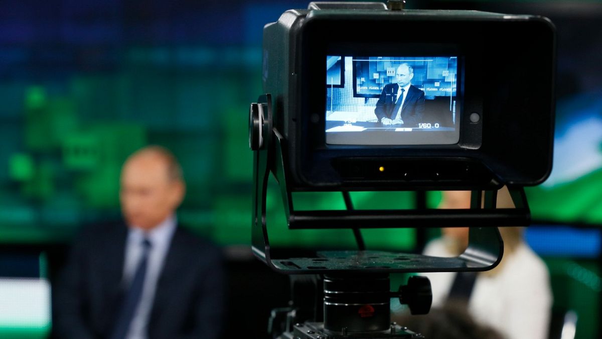 Vlagyimir Putyin orosz elnök nyilatkozik a Russia Today műsorában 2013. június 11-én