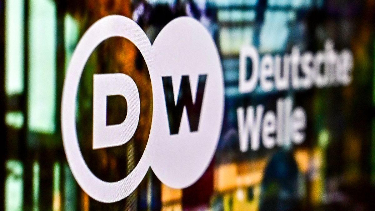 Logo der Deutschen Welle auf einem Laptop-Bildschirm, 03.02.2022