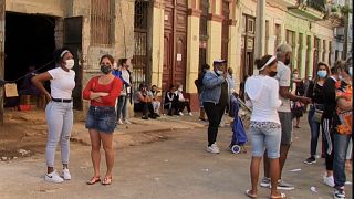 Cubanos esperan para conseguir leche en polvo para sus hijos. La Habana, Cuba
