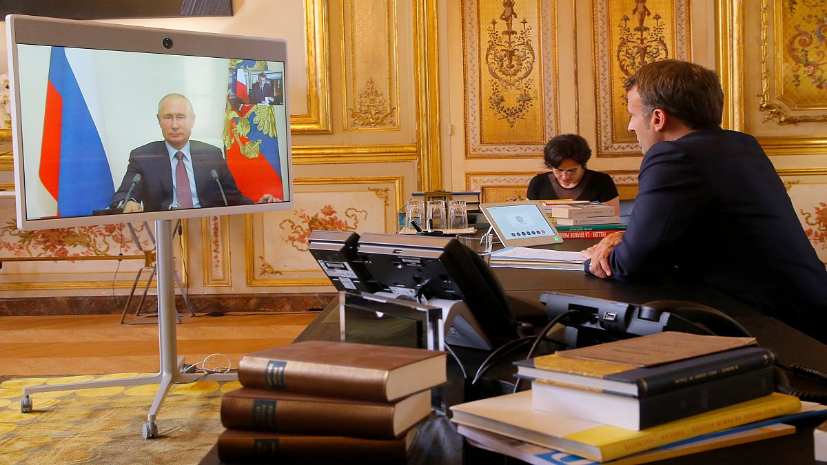 صورة أرشيفية للرئيس الفرنسي إيمانويل ماكرون أثناء محادثة عبر تقنية الفيديو كونفرنس مع الرئيس الروسي فلاديمير بوتين 26 يونيو 2020 في قصر الإليزيه بباريس