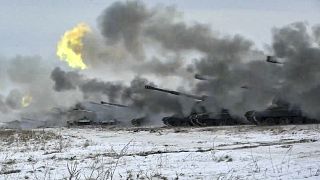 En esta imagen tomada de un vídeo muestra tanques del Ejército ruso que disparan durante ejercicios militares cerca de Orenburg, Rusia, el 16 de diciembre de 2021.