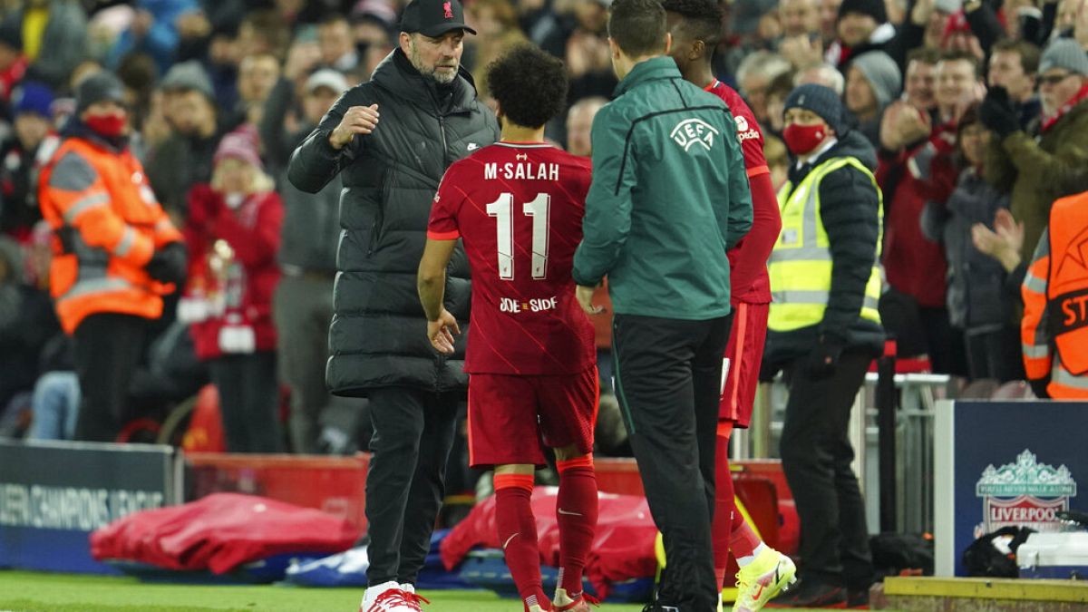 Jürgen Klopp nimmt seinen Star Mohamed Salah vom Feld im CL-Spiel gegen FC Porto im November 2021