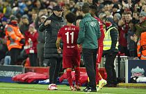 Jürgen Klopp nimmt seinen Star Mohamed Salah vom Feld im CL-Spiel gegen FC Porto im November 2021