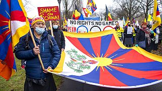 Des militants tibétains manifestent devant le siège du Comité international olympique à Lausanne (Suisse), à la veille de l'ouverture des JO de Pékin, le 3 février 2022.