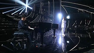 Mahmood e Blanco sul palco dell'Ariston durante l'esecuzione di "Brividi"