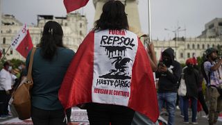Manifestantes asisten a una protesta contra Repsol en Lima, Perú, el lunes 31 de enero de 2022.