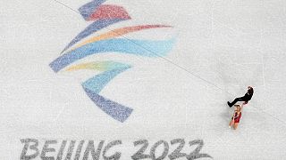 متزلجان على الجليد يتدربان قبل دورة الألعاب الأولمبية الشتوية لعام 2022، الصين.