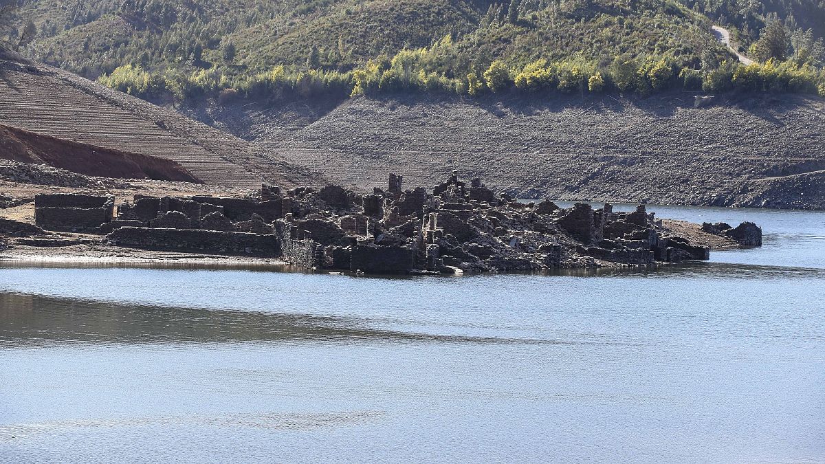 Seca em Portugal faz reaparecer ruínas da aldeia do Vilar