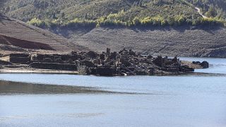 Seca em Portugal faz reaparecer ruínas da aldeia do Vilar