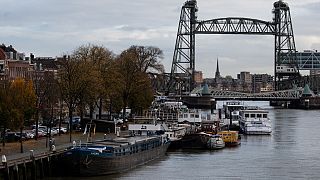  Hollanda'da Koningshaven Köprüsü yatın geçişi için sökülecek