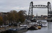 eEl canal de Rotterdam Koningshaven con el puente "De Hef" al fondo