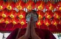 الصلاة من أجل حسن الحظ عشية رأس السنة القمرية الصينية الجديدة في ضريح تاي هونغ كونغ في بانكوك - تايلاند.