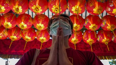 الصلاة من أجل حسن الحظ عشية رأس السنة القمرية الصينية الجديدة في ضريح تاي هونغ كونغ في بانكوك - تايلاند.