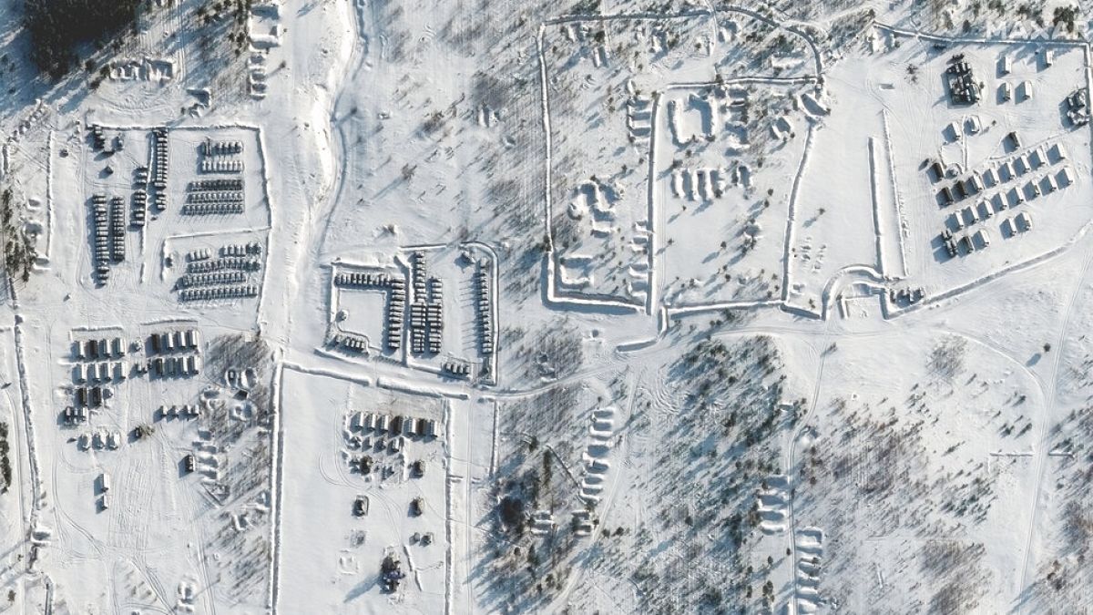 Estas imágenes de satélite proporcionadas por Maxar Technologies muestran a las tropas reunidas en un campo de entrenamiento, 26/1/2022, Pogonovo, Rusia