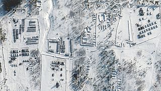 Estas imágenes de satélite proporcionadas por Maxar Technologies muestran a las tropas reunidas en un campo de entrenamiento, 26/1/2022, Pogonovo, Rusia