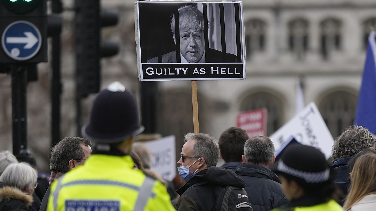 استطلاع: ثلثا البريطانيين يدعمون تنحي جونسون  إذا تم "تغريمه" من قبل الشرطة البريطانية بسبب الحفلات