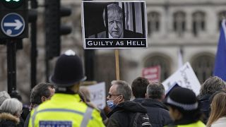 استطلاع: ثلثا البريطانيين يدعمون تنحي جونسون  إذا تم "تغريمه" من قبل الشرطة البريطانية بسبب الحفلات