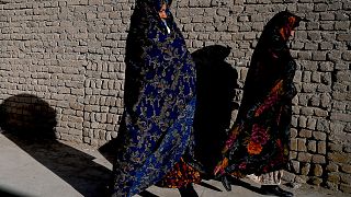 نساء على الطريق  في منطقة خواجة كوزا غار في هرات - أفغانستان