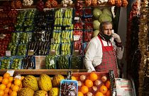 یک میوه فروشی در ترکیه