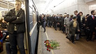 Москвичи возлагают цветы на месте взрыва на станции "Лубянка". 29 марта 2010.