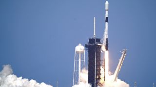 صاروخ سبيس إكس فالكون 9 ينطلق من منصة في مركز كينيدي للفضاء في كيب كانافيرال، فلوريدا.2021/05/04
