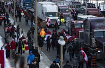 Tiltakozó tehergépkocsi-vezetők járműveikkel akadályozzák az közlekedést Ottawában 2022. január 30-án