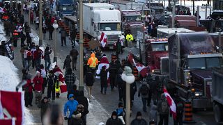 Tiltakozó tehergépkocsi-vezetők járműveikkel akadályozzák az közlekedést Ottawában 2022. január 30-án
